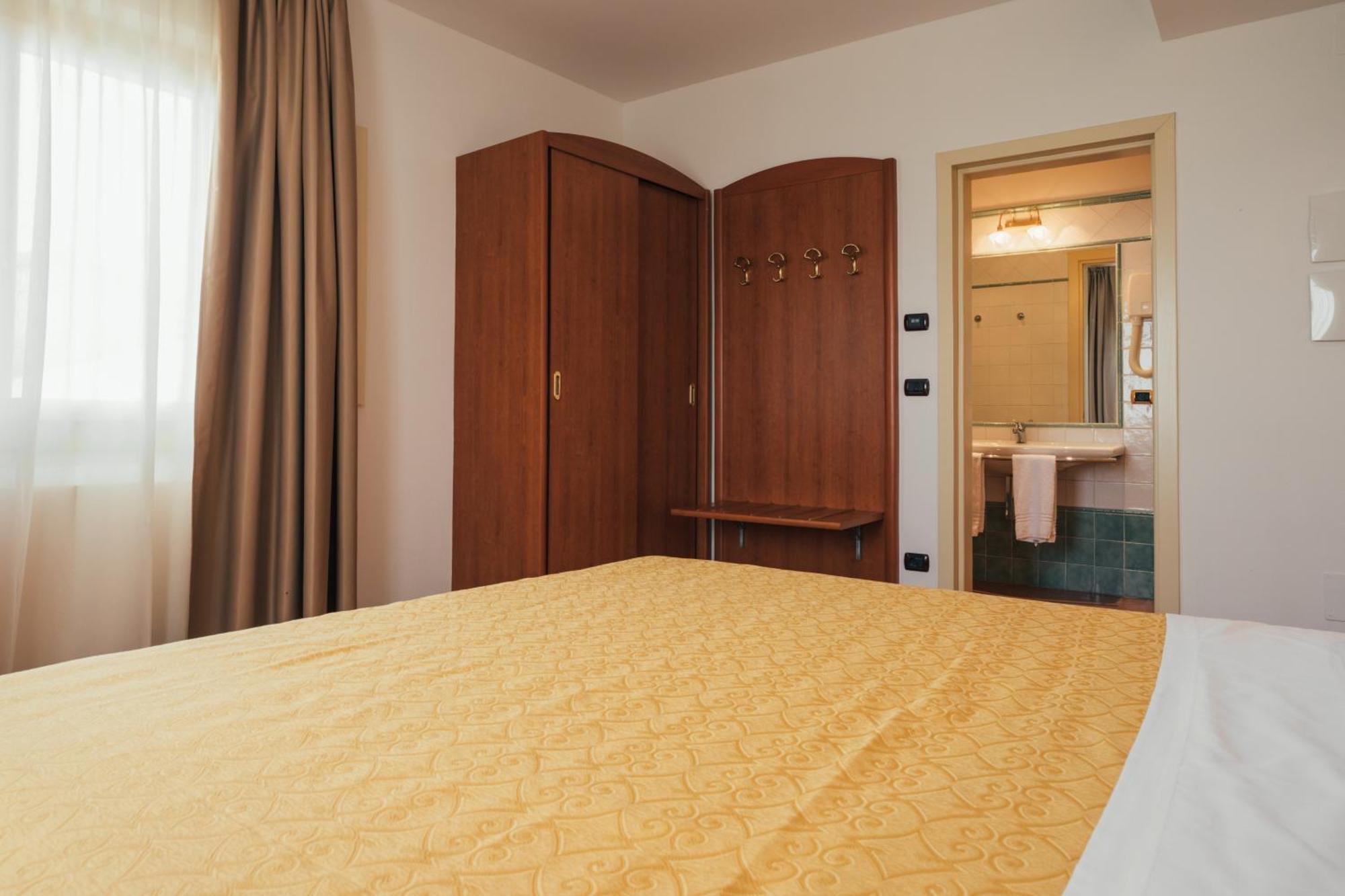 Albergo Cane Dozza Exterior photo