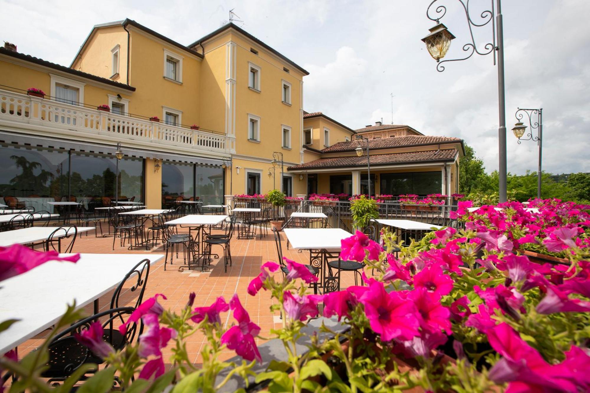Albergo Cane Dozza Exterior photo