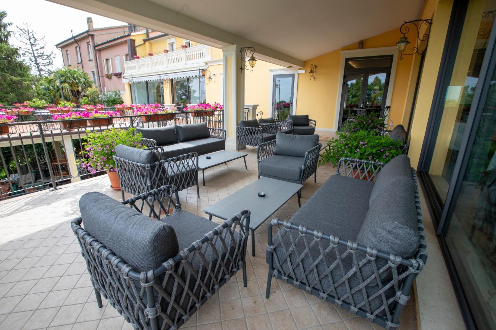 Albergo Cane Dozza Exterior photo