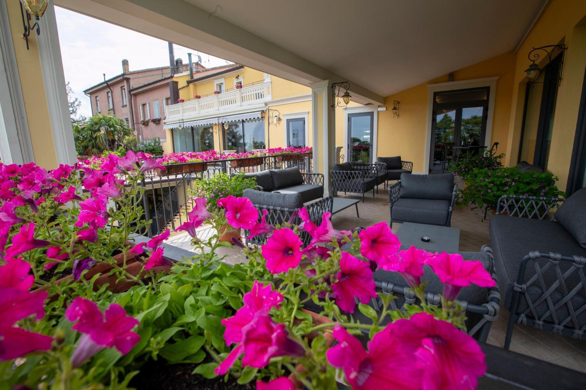 Albergo Cane Dozza Exterior photo